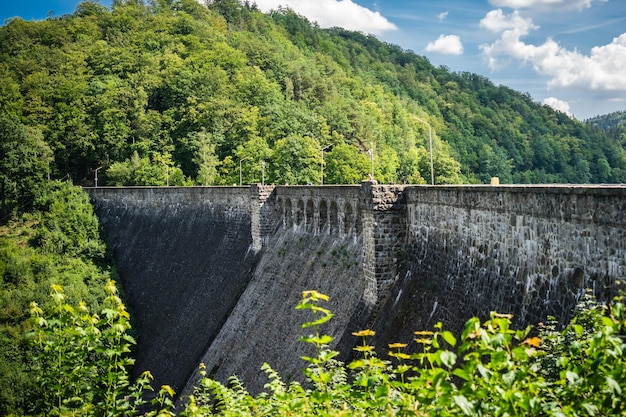 Schöne Aussicht auf den alten Wasserdamm in Zagorze Slaskie Polen