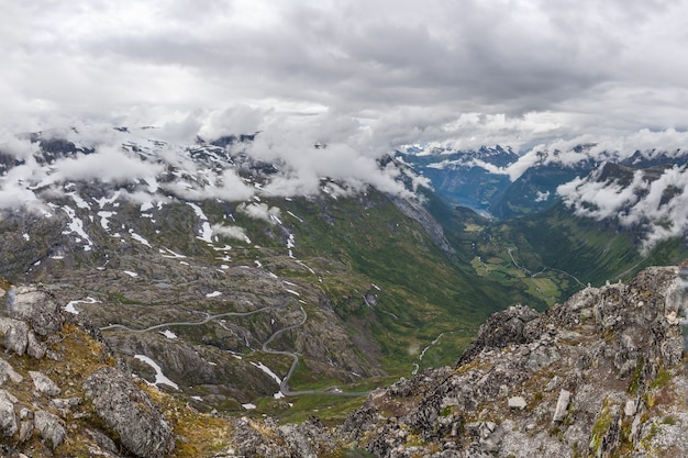 Schöne Aussicht auf den Atlantik - Geiranger Fjord und Adlerstraße bei bewölktem Wetter vom Berg Dalsnibba