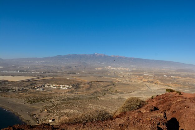 Schöne Aussicht auf den Berg Roja. Schöne Aussicht auf das Meer. Teneriffa, Kanarische Inseln, Spanien.