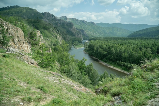 Foto schöne aussicht auf den bergfluss im sommer, aktivtourismus, wandern, ahnenpfad, chakassien, russland.