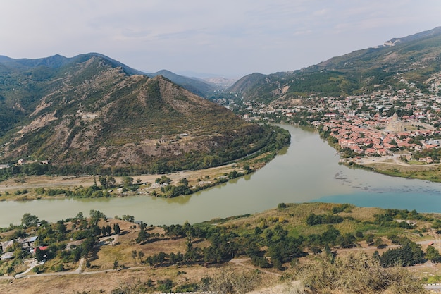 Schöne Aussicht auf den Bergfluss im Sommer