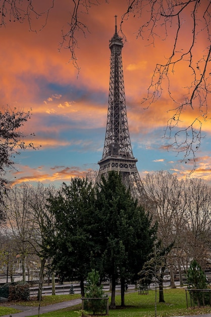 Schöne Aussicht auf den berühmten Eiffelturm in Paris, Frankreich während des magischen Sonnenuntergangs. Beste Reiseziele in Europa - Paris.