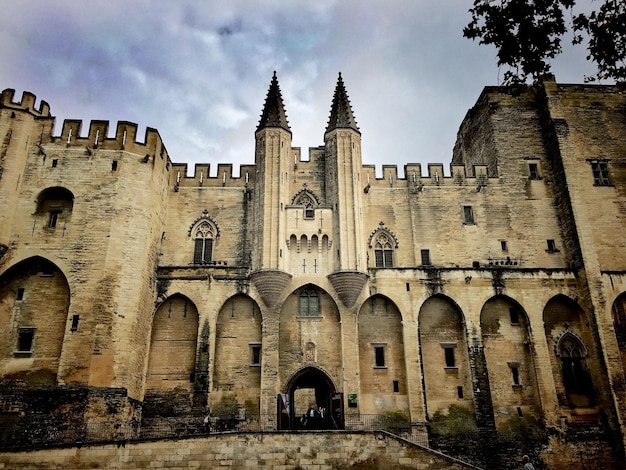 Schöne Aussicht auf den berühmten Papstpalast von Avignon bei Nacht Frankreich