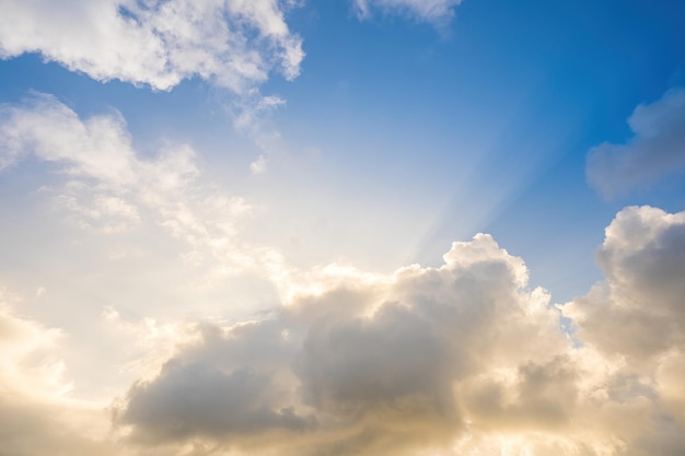 Schöne Aussicht auf den blauen Himmel mit Wolken bei Sonnenaufgang Teilweise bewölktHintergrund Wolke Sommer Wolke Sommer Himmel Wolke klar mit Sonnenuntergang Natürlicher Himmel filmischer schöner gelber und weißer Texturhintergrund