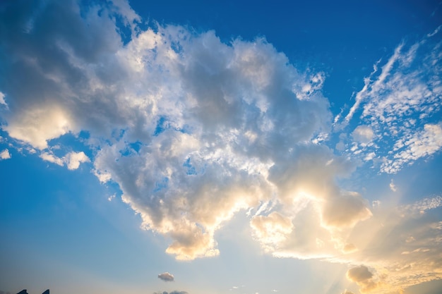 Schöne Aussicht auf den blauen Himmel mit Wolken bei Sonnenaufgang Teilweise bewölktHintergrund Wolke Sommer Wolke Sommer Himmel Wolke klar mit Sonnenuntergang Natürlicher Himmel filmischer schöner gelber und weißer Texturhintergrund