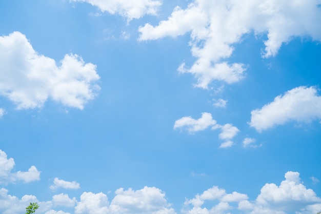 Schöne Aussicht auf den blauen Himmel mit Wolken bei Sonnenaufgang Teilweise bewölktHintergrund Wolke Sommer Wolke Sommer Himmel Wolke klar mit Sonnenuntergang Natürlicher Himmel filmischer schöner gelber und weißer Texturhintergrund