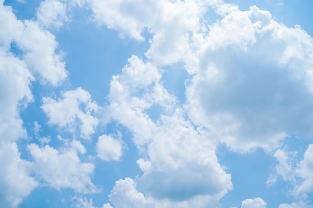 Schöne Aussicht auf den blauen Himmel mit Wolken bei Sonnenaufgang Teilweise bewölktHintergrund Wolke Sommer Wolke Sommer Himmel Wolke klar mit Sonnenuntergang Natürlicher Himmel filmischer schöner gelber und weißer Texturhintergrund