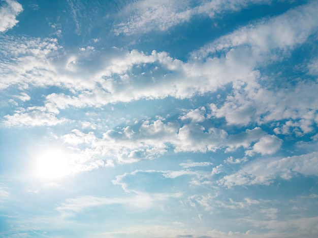 Schöne Aussicht auf den blauen Himmel mit Wolken bei Sonnenaufgang Teilweise bewölktHintergrund Wolke Sommer Wolke Sommer Himmel Wolke klar mit Sonnenuntergang Natürlicher Himmel filmischer schöner gelber und weißer Texturhintergrund