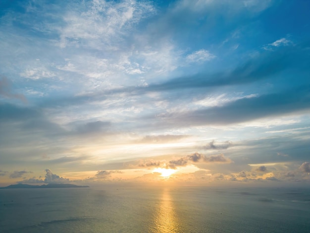 Schöne Aussicht auf den blauen Himmel mit Wolken bei Sonnenaufgang Teilweise bewölktHintergrund Wolke Sommer Wolke Sommer Himmel Wolke klar mit Sonnenuntergang Natürlicher Himmel filmischer schöner gelber und weißer Texturhintergrund