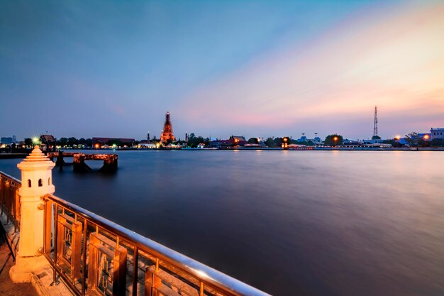 Foto schöne aussicht auf den chao phraya-fluss gegen den himmel beim sonnenuntergang