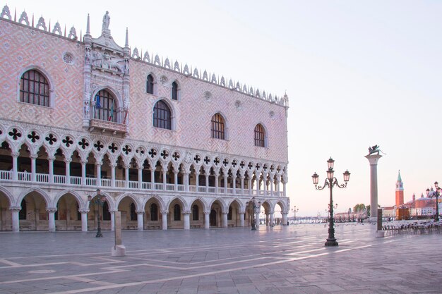 Schöne Aussicht auf den Dogenpalast und die Markussäule auf dem Markusplatz in Venedig Italien