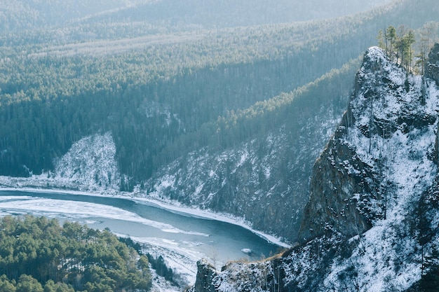 Schöne Aussicht auf den Felsen vor der Kulisse des Flusstals