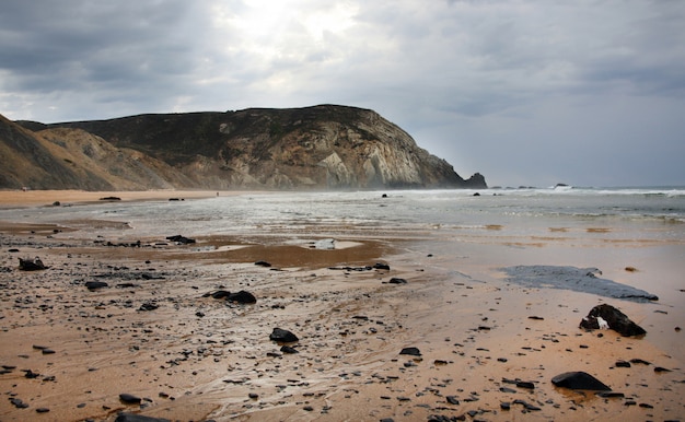 Schöne Aussicht auf den felsigen Strand von