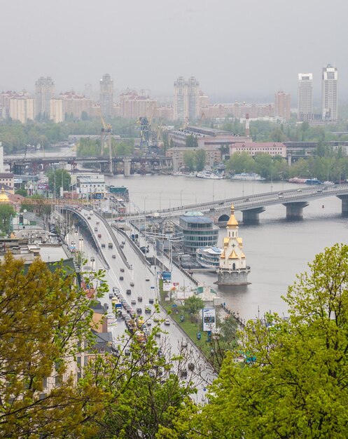 Schöne Aussicht auf den Fluss Dnjepr Flussstation Havanna-Brücke und NaberezhnoKreschatitska-Straße in Kiew