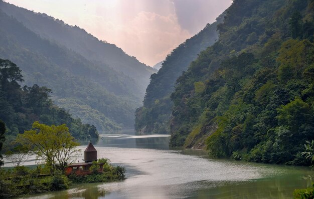 Foto schöne aussicht auf den fluss inmitten der berge gegen den himmel