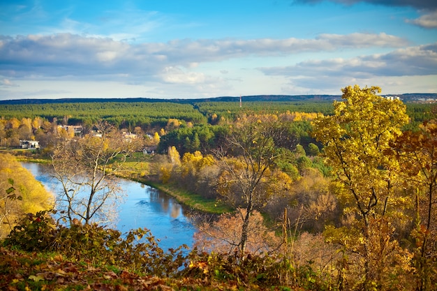 Schöne Aussicht auf den Fluss Neris in Vilnius im Herbst, Litauen