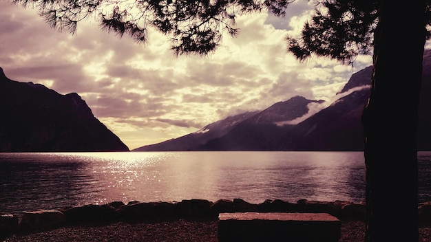 Schöne Aussicht auf den Gardasee bei Sonnenuntergang