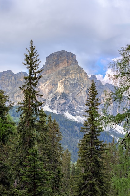 Schöne Aussicht auf den Gipfel des Sassongher in Italien in