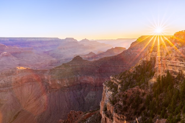 Schöne Aussicht auf den Grand Canyon im Licht der aufgehenden Sonne