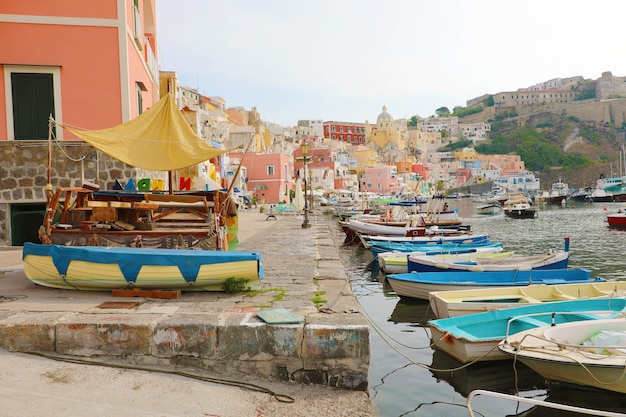 Schöne Aussicht auf den Hafen von Procida