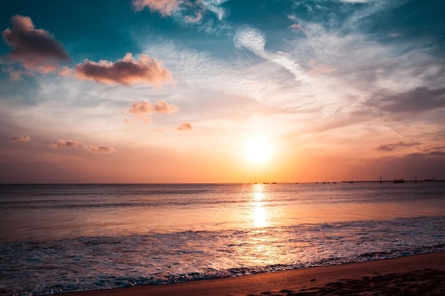 Schöne Aussicht auf den Himmel bei Sonnenuntergang am Strand