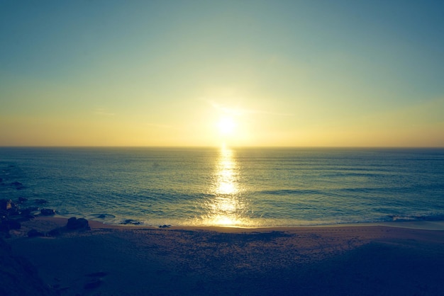 Foto schöne aussicht auf den himmel bei sonnenuntergang am strand