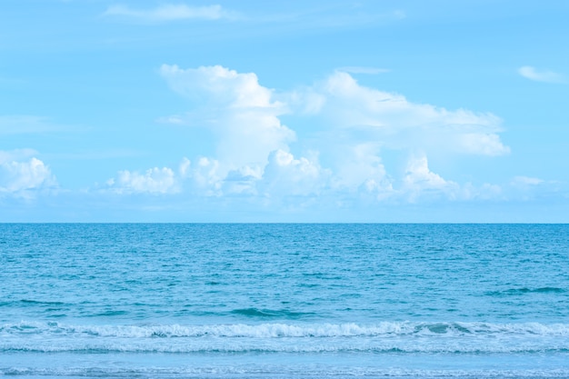 Schöne Aussicht auf den Himmel und das Meer.