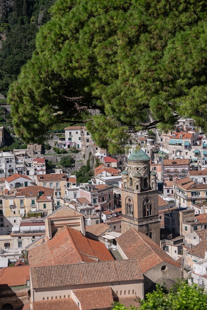 Schöne Aussicht auf den italienischen Sommerurlaubsort Amalfiküste am Ufer des Tyrrhenischen Meeres, kleine, gepflegte, farbige Häuser