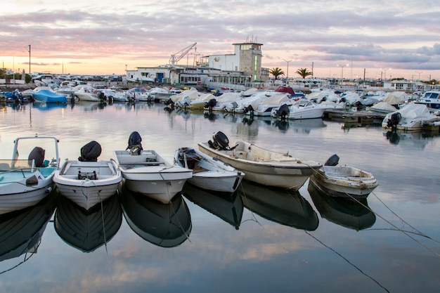 Schöne Aussicht auf den Jachthafen der Stadt Faro, Portugal.