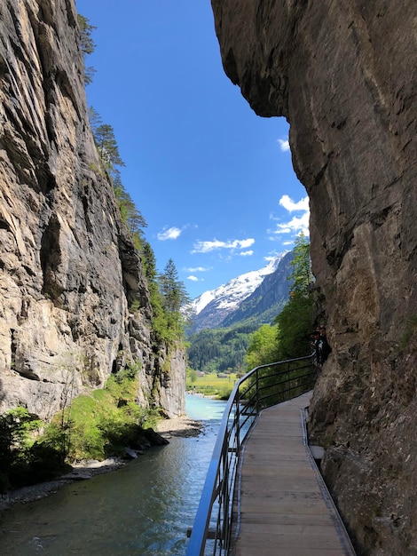 Foto schöne aussicht auf den kanal inmitten der berge gegen den himmel