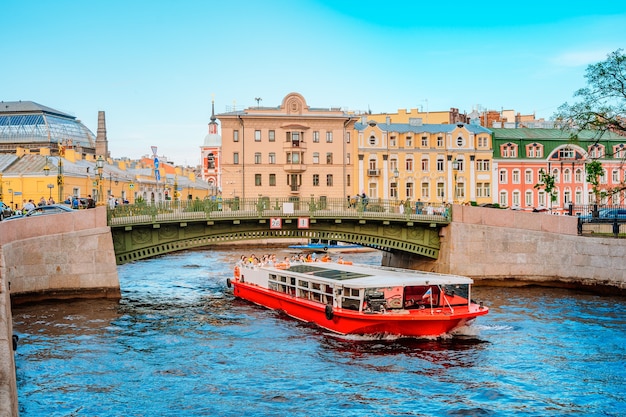 Schöne Aussicht auf den Newa-Kanal in Sankt Petersburg mit touristischen Ausflugsbooten