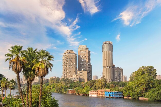 Schöne Aussicht auf den Nildamm im Zentrum von Kairo, Ägypten