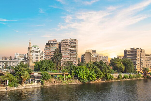 Schöne Aussicht auf den Nildamm im Zentrum von Kairo, Ägypten