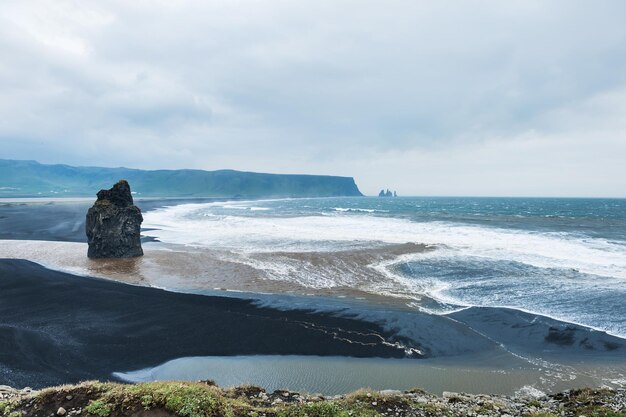 Schöne Aussicht auf den schwarzen Strand von Reynisfjara. Atlantikküste, Südisland