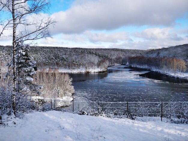 Schöne Aussicht auf den See gegen den Himmel im Winter