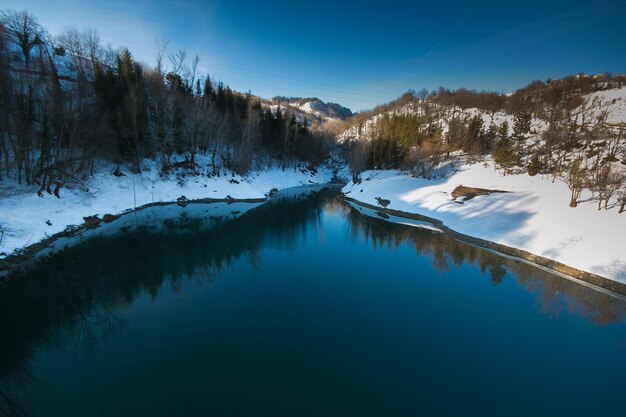 Foto schöne aussicht auf den see gegen den himmel im winter