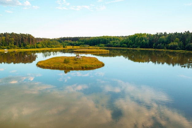 Schöne Aussicht auf den See im Wald kleine Inseln zum Entspannen auf der See-Sommerlandschaft