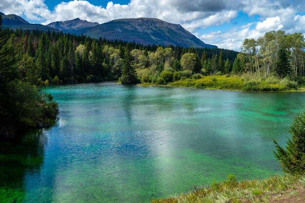 Schöne Aussicht auf den See mit türkisfarbenem Wasser und Bergen gegen den Himmel