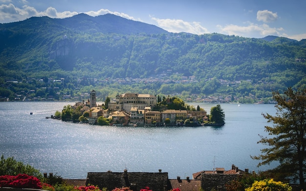 Schöne Aussicht auf den See und das Dorf an den Bergen gegen den Himmel