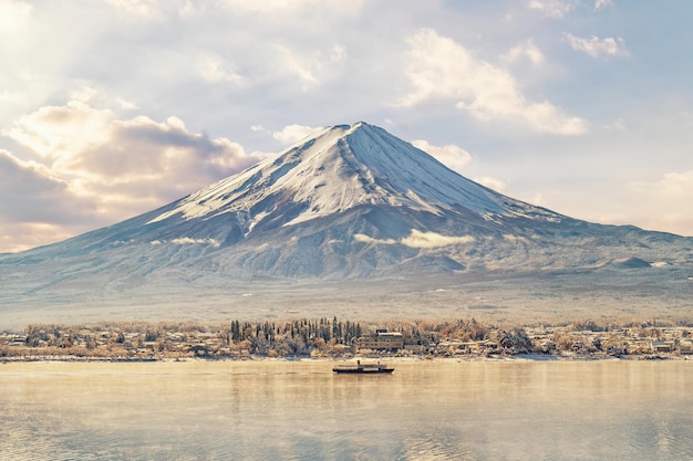 Schöne Aussicht auf den See und den Berg Fuji gegen den Himmel