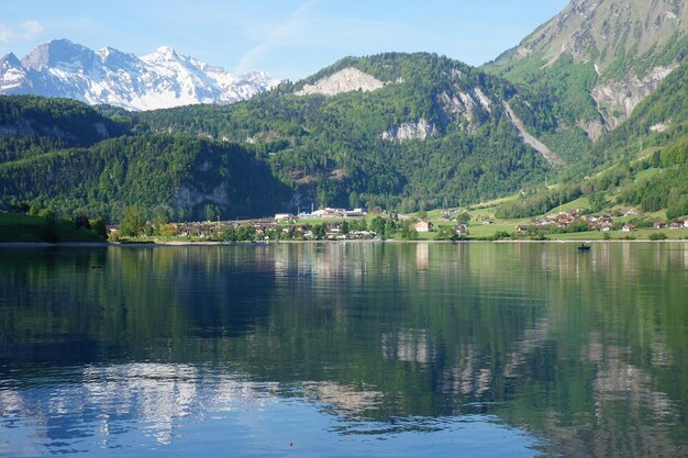 Schöne Aussicht auf den See und die Berge gegen den Himmel