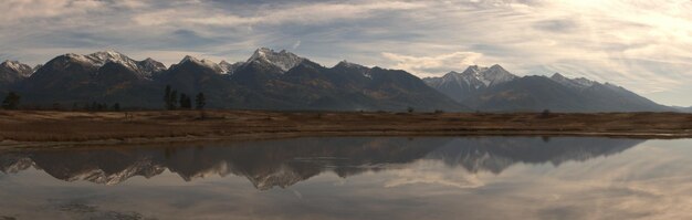 Foto schöne aussicht auf den see und die berge gegen den himmel