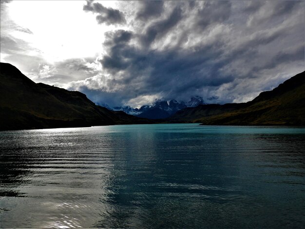 Foto schöne aussicht auf den see und die berge gegen den himmel