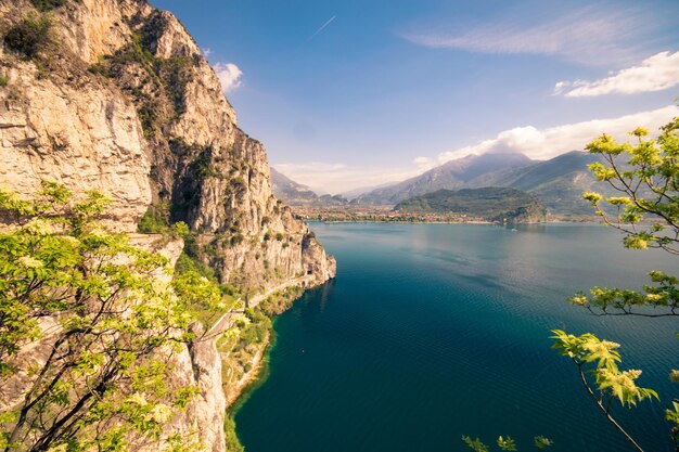 Foto schöne aussicht auf den see und die berge gegen den himmel