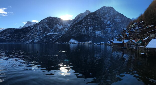 Foto schöne aussicht auf den see und die berge gegen den himmel