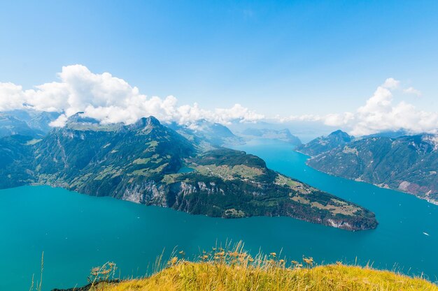 Foto schöne aussicht auf den see und die berge gegen den himmel