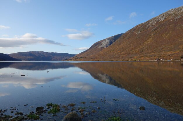 Foto schöne aussicht auf den see und die berge gegen den himmel