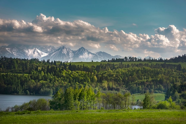 Schöne Aussicht auf den See und die Berge gegen den Himmel