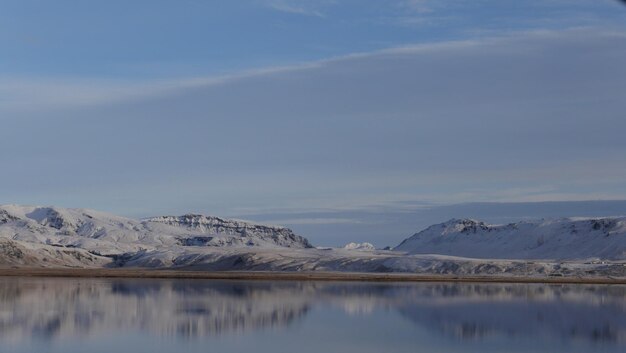 Schöne Aussicht auf den See und die Berge gegen den Himmel