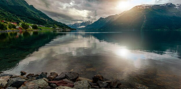 Foto schöne aussicht auf den see und die berge gegen den himmel